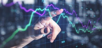 Pessoa apontando para gráfico sobre dinamismo econômico. Reprodução: GoldenDayz/Envato.