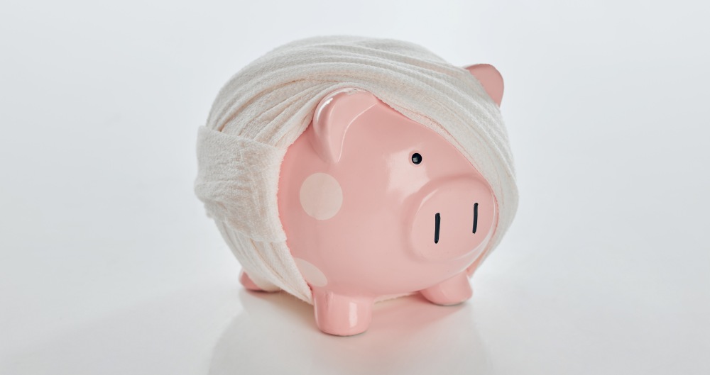 Porquinho com faixa em volta. Foto que ilustra post sobre dívida pública. Reprodução: YuriArcursPeopleimages/Envato.