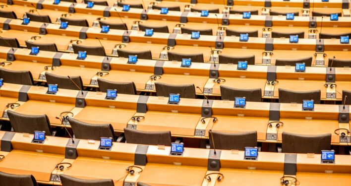 Interior de parlamento. Foto que ilustra post sobre frente parlamentar. Reprodução: RossHelen/Envato.