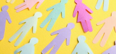 Figuras de papel recortadas, ilustrando post sobre políticas sociais. Reprodução: africaimages/Envato.