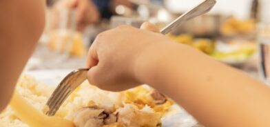 Criança almoçando. Foto que ilustra post sobre segurança alimentar. Reprodução: Komuso_colorsandia/Envato.