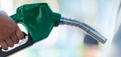Gasolina sendo colocada em carro. Foto que ilustra post sobre CIDE-Combustíveis. Reprodução: ckstockphoto/Envato.
