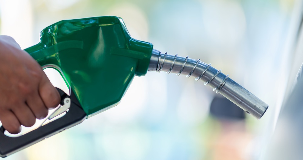 Gasolina sendo colocada em carro. Foto que ilustra post sobre CIDE-Combustíveis. Reprodução: ckstockphoto/Envato.