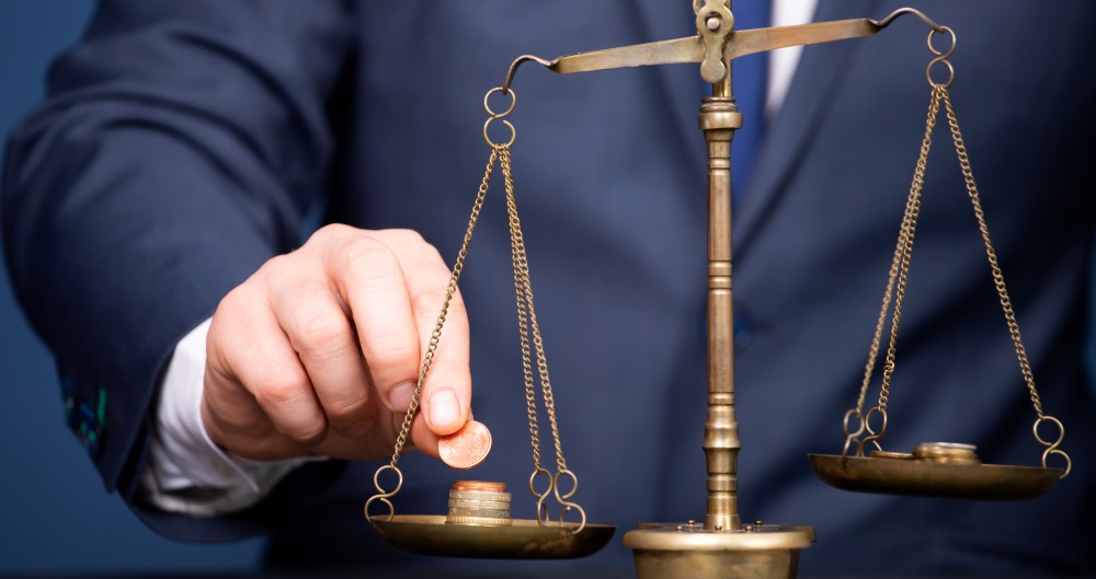 Balança com moedas, em foto que ilustra post sobre solidez fiscal. Reprodução: erika8213/Envato.