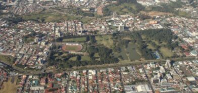 Foto aérea de cidade. Ilustrando post sobre desmembramento de municípios. Reprodução: Mix-Tape/Envato.