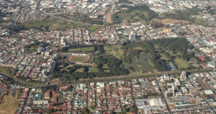 Foto aérea de cidade. Ilustrando post sobre desmembramento de municípios. Reprodução: Mix-Tape/Envato.