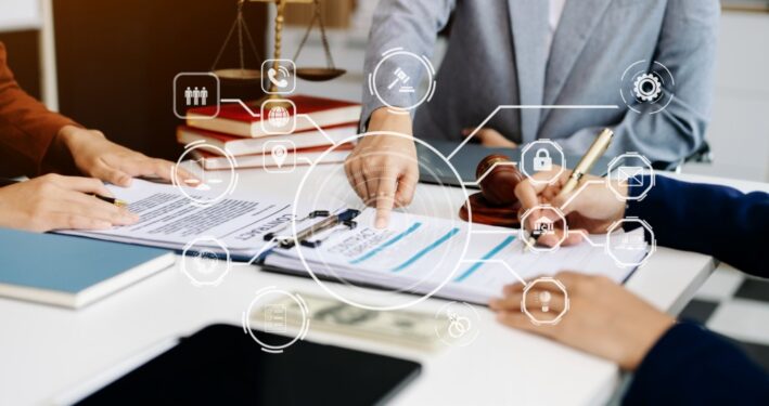 Reunião de compliance. Foto que ilustra post sobre ISO 37301. Reprodução; nuttapong_mohock/Envato.