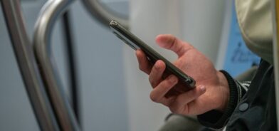 Pessoa entrando em contato com prefeitura pelo celular, em foto que ilustra post sobre jornada do cidadão. Reprodução: towfiqu_barbhuyia/Envato.