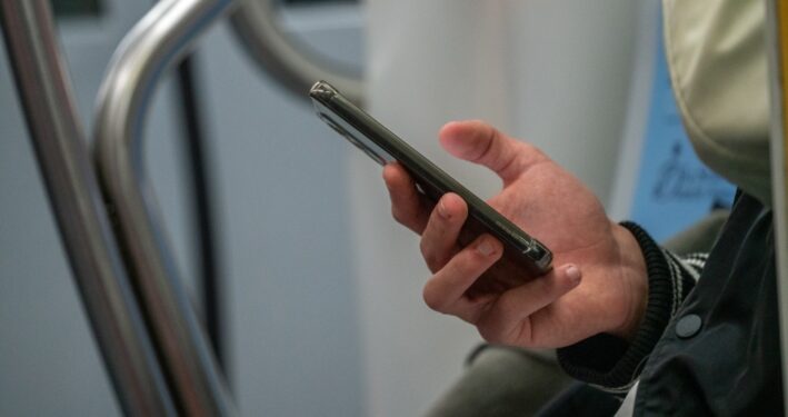 Pessoa entrando em contato com prefeitura pelo celular, em foto que ilustra post sobre jornada do cidadão. Reprodução: towfiqu_barbhuyia/Envato.