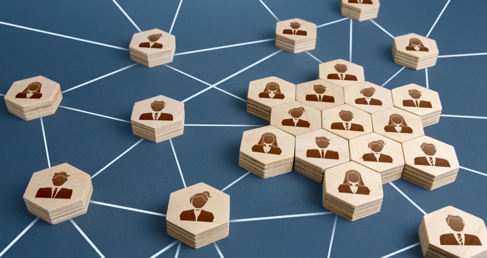 Uma rede de pessoas conectadas com um grande grupo de funcionários. Foto que ilustra post sobre organização administrativa. Reprodução: iLixe48/Envato.