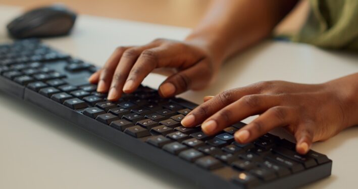 Pessoa digitando em teclado. Foto que ilustra post sobre Plano de Transformação Digital. Reprodução: DC_Studio/Envato.