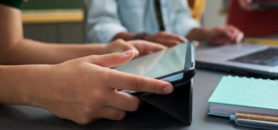 Adolescentes estudando com auxílio de tablets e computador. Foto que ilustra post sobre Política Nacional de Educação Digital. Reprodução: Pressmaster/Envato.