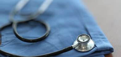 Estetoscópio e uniforme de médico. Foto que ilustra post sobre políticas de saúde. Reprodução: ESBProfessional/Envato.