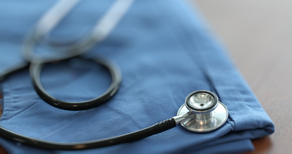 Estetoscópio e uniforme de médico. Foto que ilustra post sobre políticas de saúde. Reprodução: ESBProfessional/Envato.