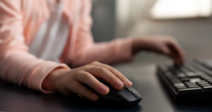 Mulher trabalhando em computador. Foto que ilustra post sobre SISC. Reprodução: DC_Studio/Envato.
