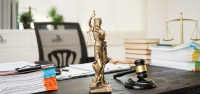Mesa com martelo e estátua. Foto que ilustra post sobre Teoria do Risco Administrativo. Reprodução: nansanh/Envato.