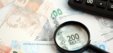 Notas de real e calculadora. Foto que ilustra post sobre arrecadação federal. Reprodução: Mehaniq41/Envato.