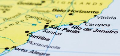 Imagem aproximada de um mapa-múndi com uma seção do Brasil em foco. Foto que ilustra post sobre federalismo. Reprodução: NaturesCharm/Envato.