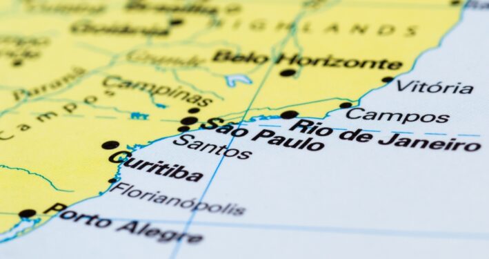 Imagem aproximada de um mapa-múndi com uma seção do Brasil em foco. Foto que ilustra post sobre federalismo. Reprodução: NaturesCharm/Envato.