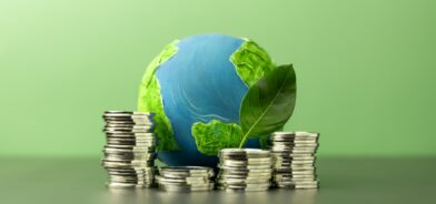 Ilustração do planeta Terra acompanhado de moedas. Foto que ilustra post sobre ICMS Ecológico. Reprodução: BlackSalmon/Envato.