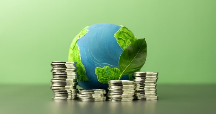 Ilustração do planeta Terra acompanhado de moedas. Foto que ilustra post sobre ICMS Ecológico. Reprodução: BlackSalmon/Envato.
