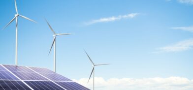Fazenda de energia eólica com célula de turbina de painel solar em fundo de céu azul. Foto que ilustra post sobre transição energética. Reprodução: wing-wing/Envato.