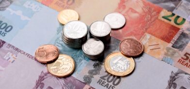 Notas e moedas de real. Foto que ilusra post sobre Contribuição de Bens e Serviços (CBS) e seus impactos nos municípios. Reprodução: chernikovatv/Envato.