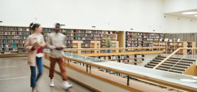Pessoas em biblioteca. Foto que ilustra post sobre cidade Cidade Educadora. Reprodução: AnnaStills/Envato.