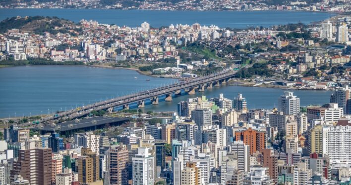 Vista aérea da cidade de Florianópolis, que é cidade-irmã de Sendai, no Japão. Foto que ilustra post sobre cidades-irmãs. Reprodução: diegograndi/Envato.