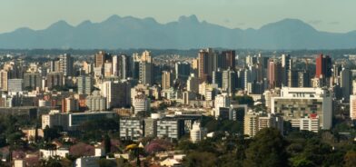 Foto aérea de Curitiba, ilustrando post sobre crescimento urbano no Brasil. Reprodução: msandrioli/Envato.