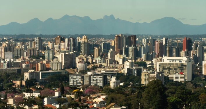 Foto aérea de Curitiba, ilustrando post sobre crescimento urbano no Brasil. Reprodução: msandrioli/Envato.