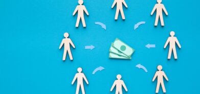 Ilustração de dinheiro ao centro e pessoas em seu entorno. Ilustra post sobre Emendas Pix ou Transferências Especiais. Reprodução: Prostock-studio/Envato.