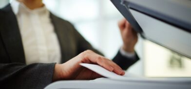 Pessoa digitalizando documento, em foto que ilustra post sobre como compartilhar documentos públicos no contexto de LAI e LGPD. Reprodução: Pressmaster/Envato.