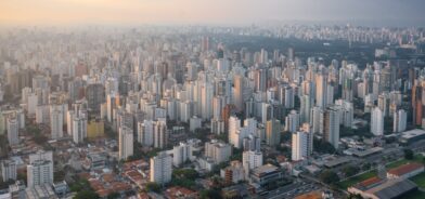 Vista aérea de São Paulo, Brasil. Foto que ilustra post sobre ordenamento territorial. Reprodução: diegograndi/Envato.