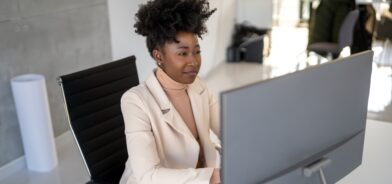 Mulher trabalhando em escritório. Foto que ilusta post sobre pedido de informação. Reprodução: nd3000/Envato.