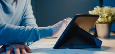 Pessoa usando tablet, em foto que ilustra post sobre Sistema de Compras Expressas (Sicx). Reprodução: Tirachard/Envato.