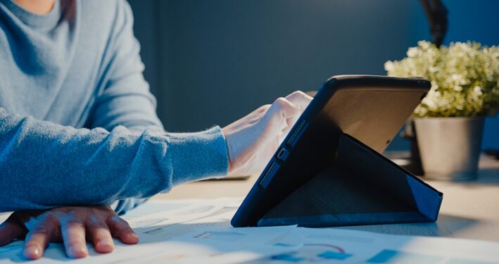 Pessoa usando tablet, em foto que ilustra post sobre Sistema de Compras Expressas (Sicx). Reprodução: Tirachard/Envato.