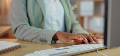 Mulher trabalhando em computador. Foto que ilustra post sobre Sistema de Informações sobre Orçamentos Públicos em Educação (Siope). Reprodução: YuriArcursPeopleimages/Envato.
