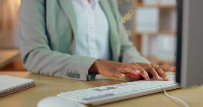 Mulher trabalhando em computador. Foto que ilustra post sobre Sistema de Informações sobre Orçamentos Públicos em Educação (Siope). Reprodução: YuriArcursPeopleimages/Envato.