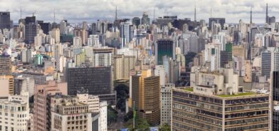 Vista aérea do centro de São Paulo, em foto que ilustra post sobre IPTU progressivo. Reprodução: Image-Source/Envato.
