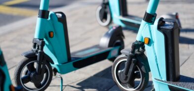 Patinetes elétricos, em foto que ilustra post sobre micromobilidade. Reprodução: biletskiy/Envato.