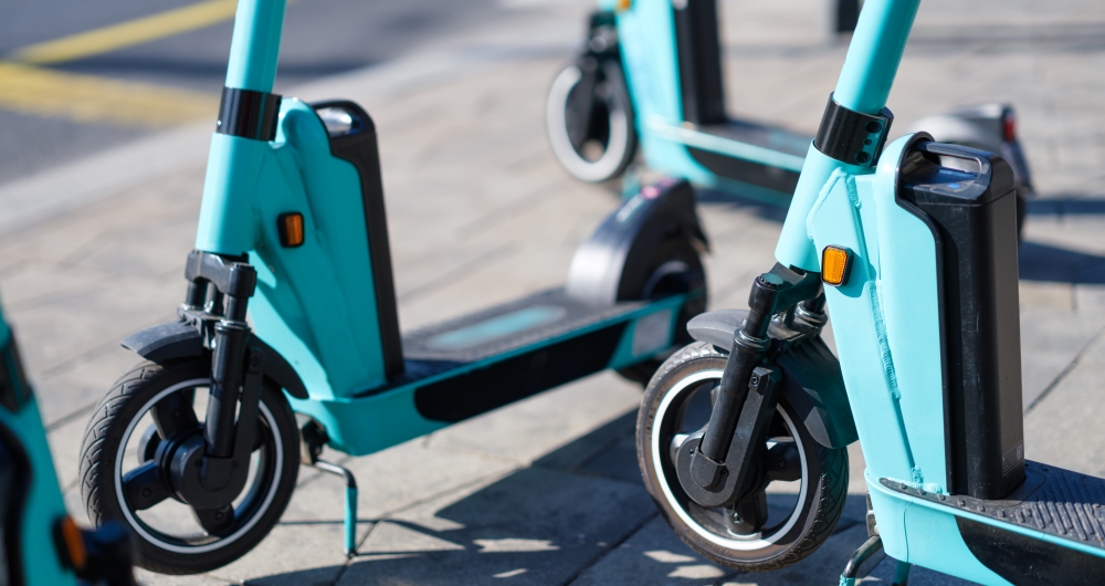 Patinetes elétricos, em foto que ilustra post sobre micromobilidade. Reprodução: biletskiy/Envato.