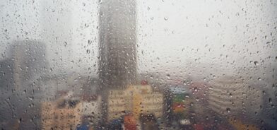 Chuva em cidade. Foto que ilustra post sobre gestão de desastres. Reprodução: Chalabala/Envato.