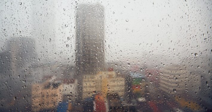 Chuva em cidade. Foto que ilustra post sobre gestão de desastres. Reprodução: Chalabala/Envato.