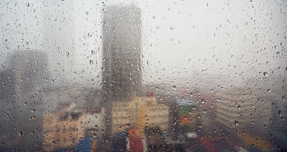 Chuva em cidade. Foto que ilustra post sobre gestão de desastres. Reprodução: Chalabala/Envato.